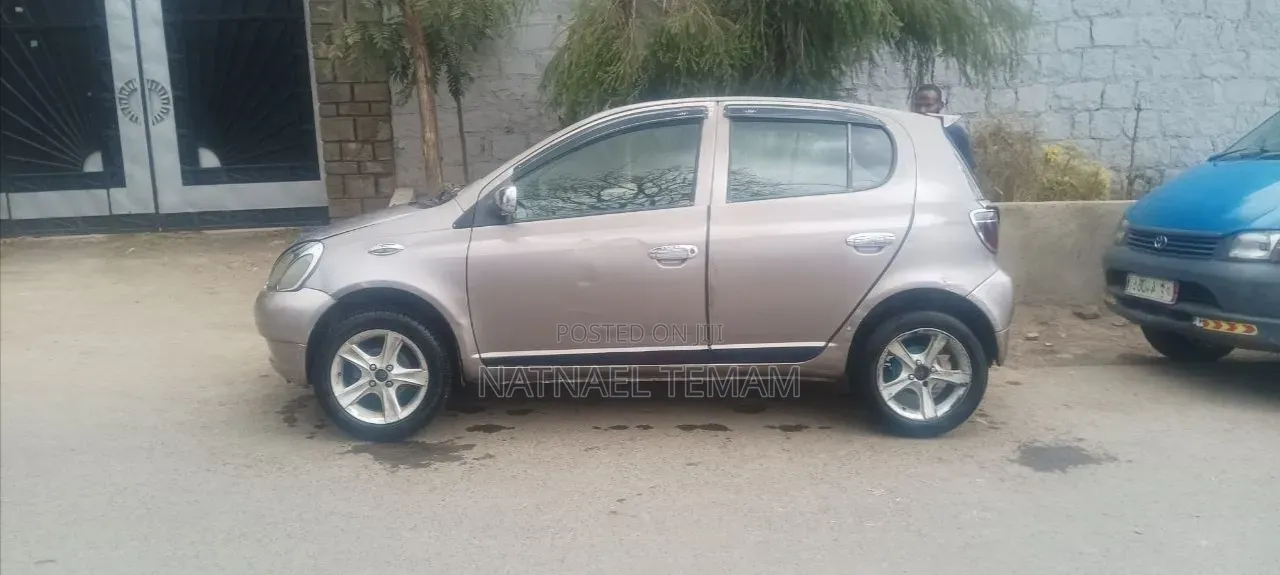 Toyota Vitz 2001 Silver