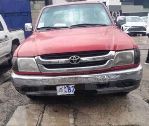 Toyota Hilux 2004 White