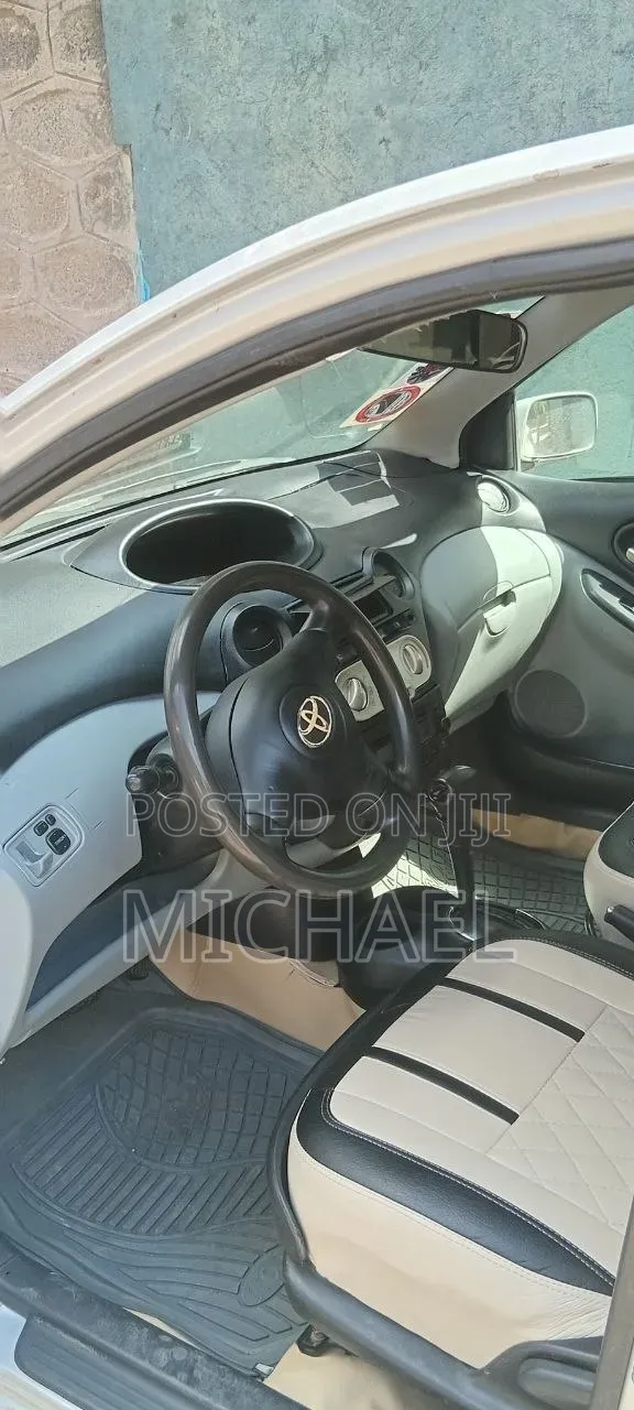 Toyota Vitz 2004 Silver