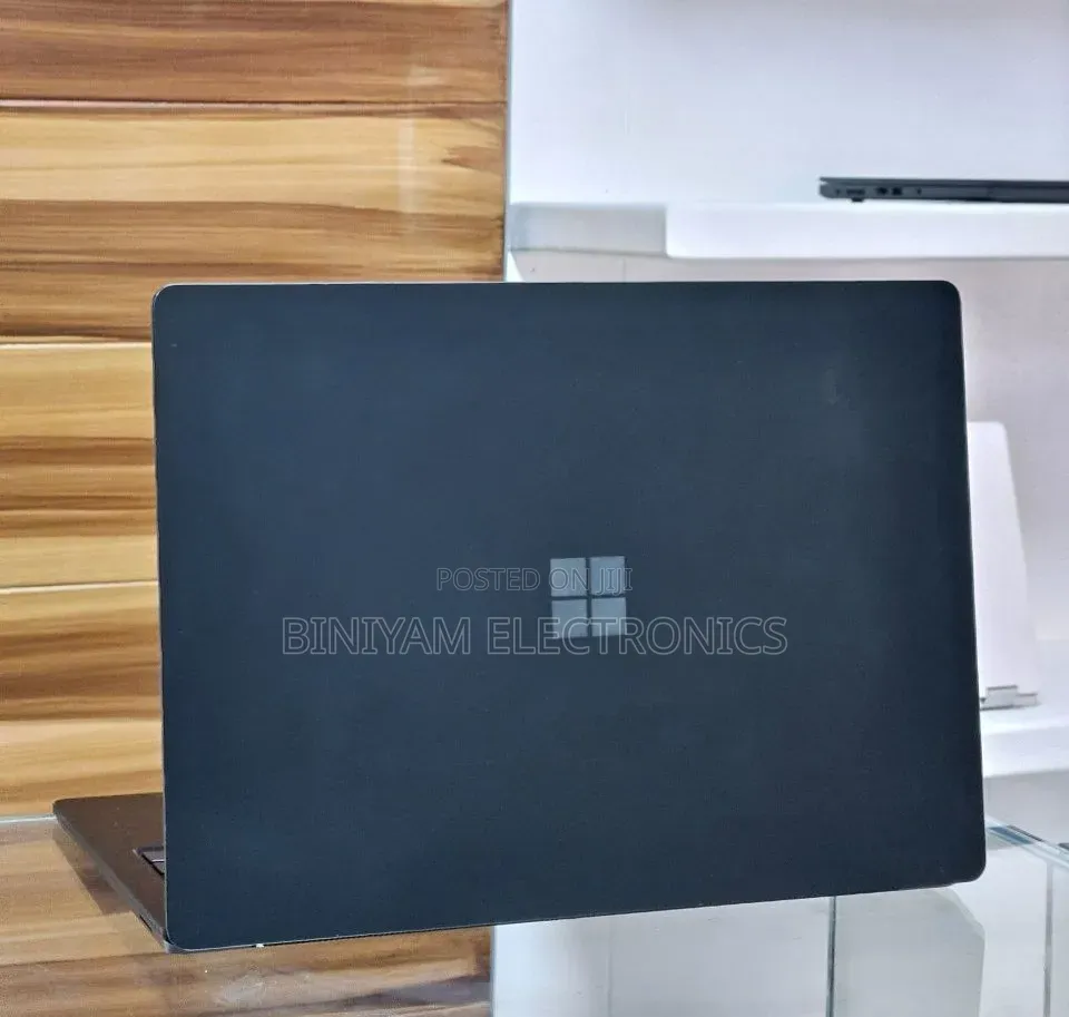New Laptop Microsoft Surface 16GB Intel Core i7 SSD 256GB