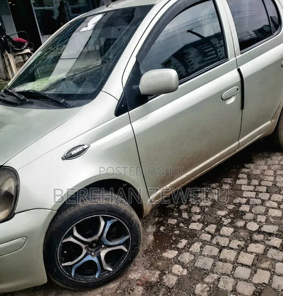 Toyota Vitz 2002 Silver