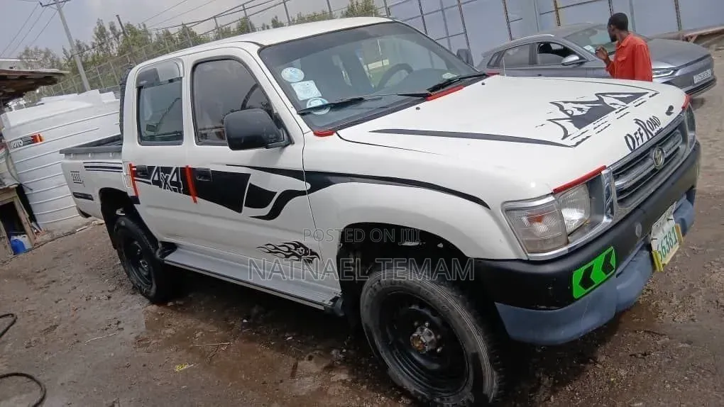 Toyota Hilux 2001 White