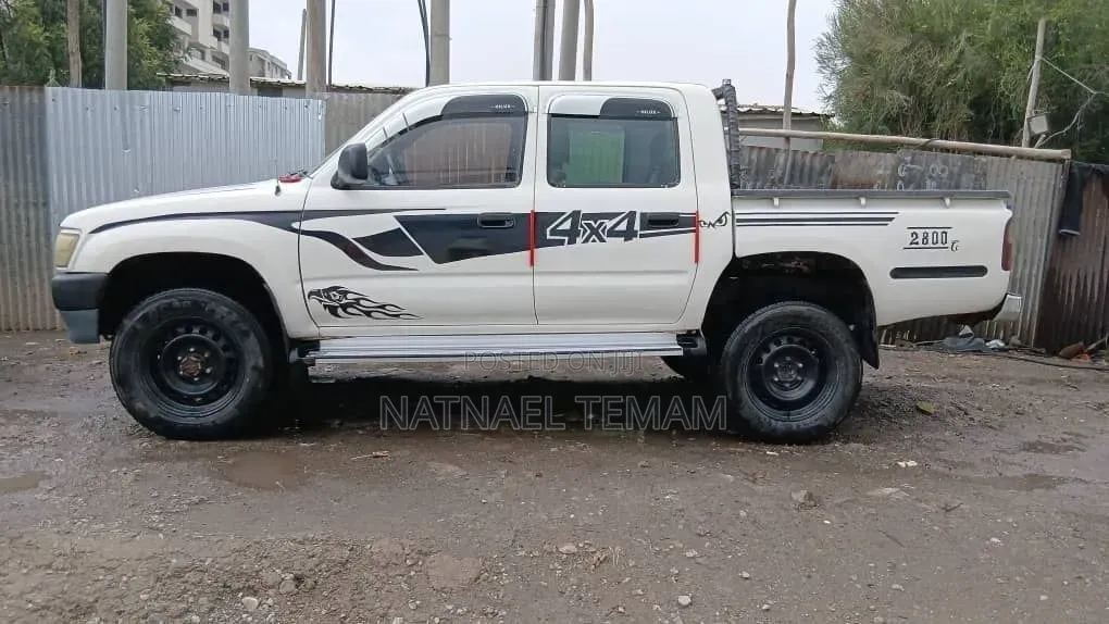 Toyota Hilux 2001 White