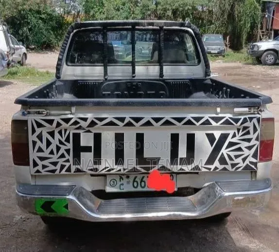 Toyota Hilux 2001 White