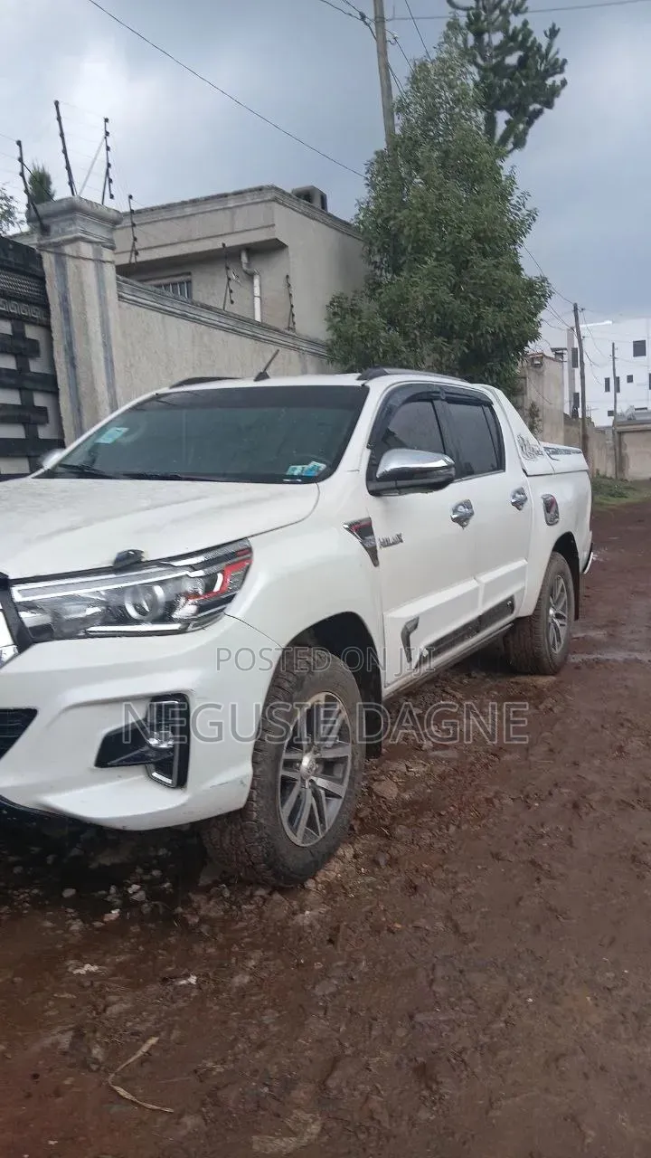 Toyota Hilux 2018 White