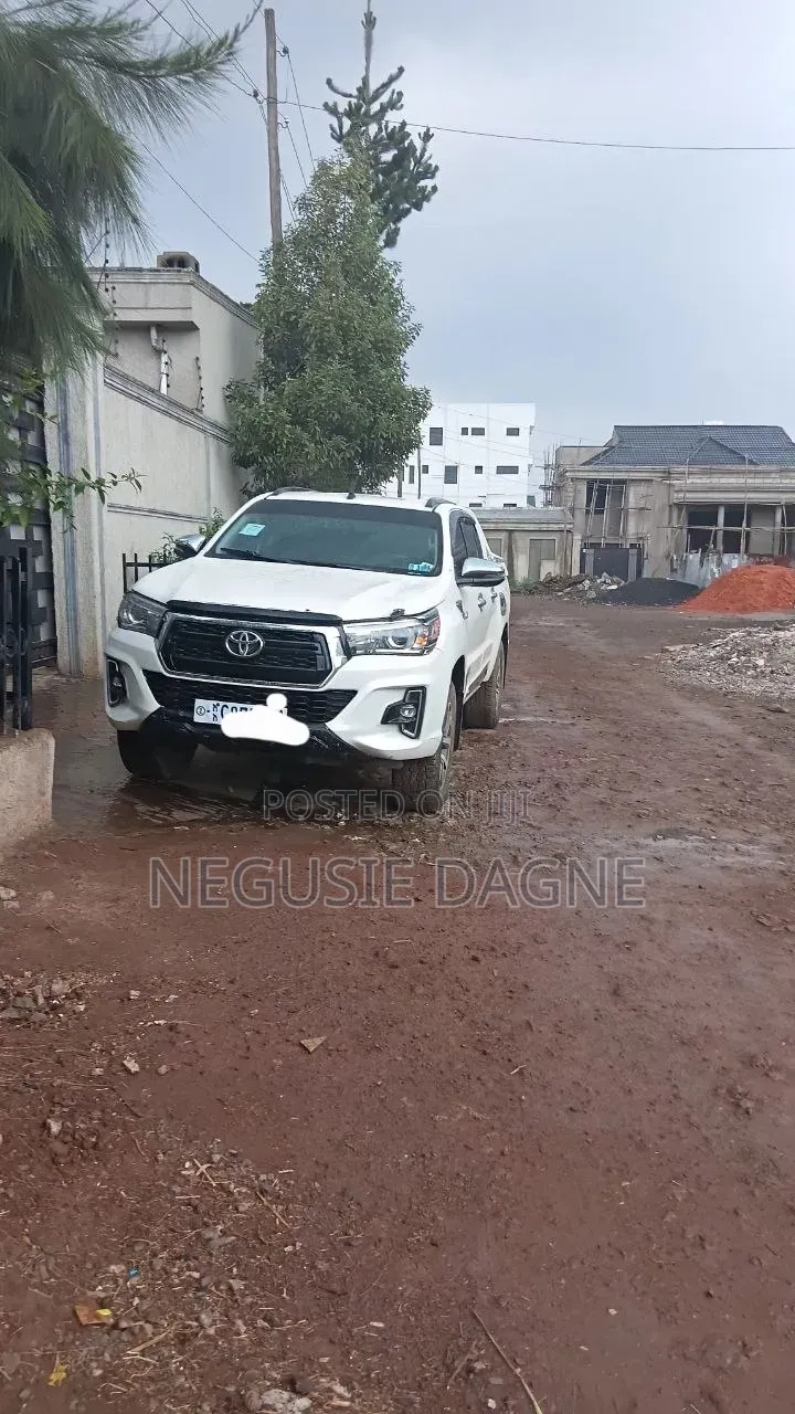 Toyota Hilux 2018 White