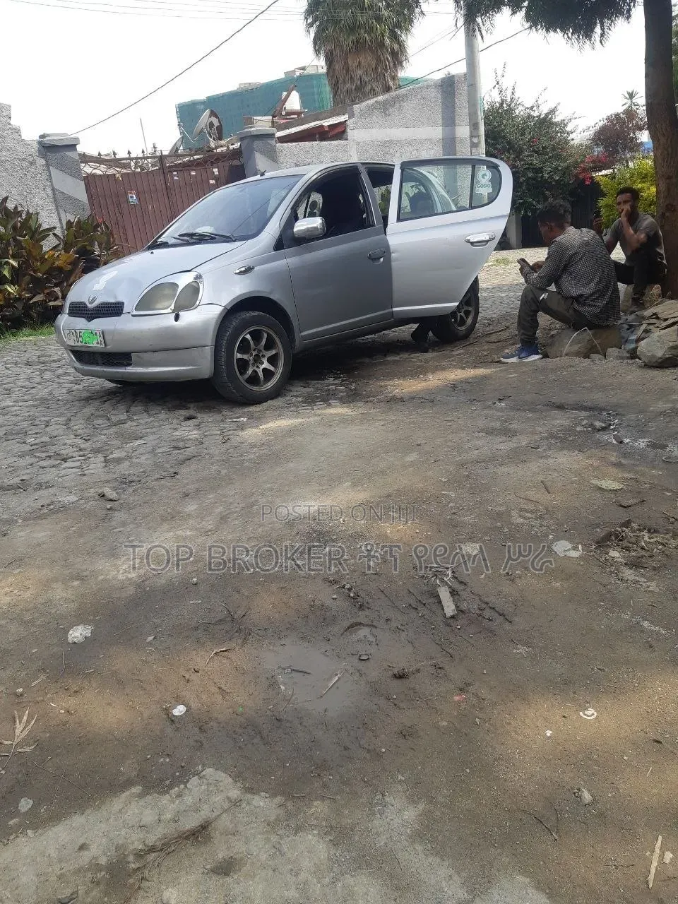 Toyota Vitz 2001 Silver