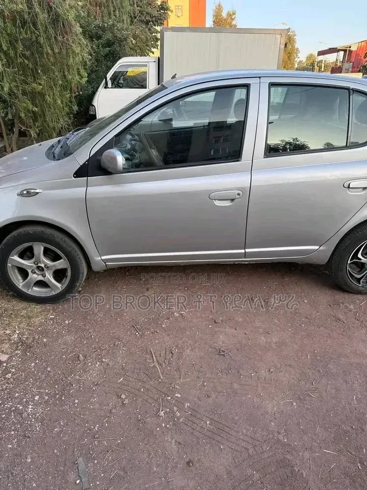 Toyota Vitz 2001 Silver