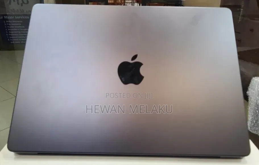 New Laptop Apple MacBook Pro 2024 M3 16GB Apple M3 Pro SSD 512GB