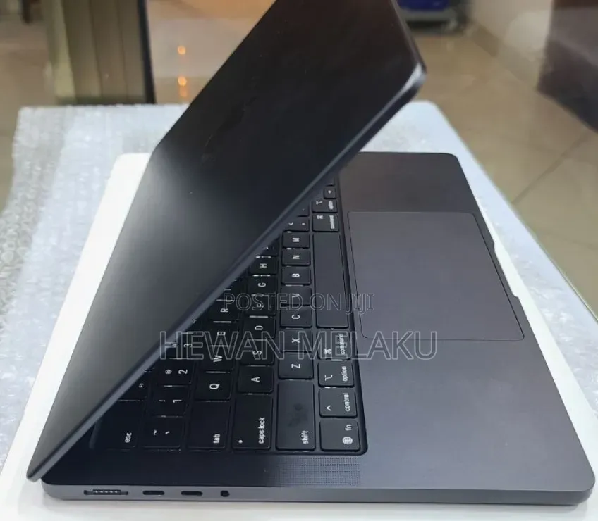 New Laptop Apple MacBook Pro 2024 M3 16GB Apple M3 Pro SSD 512GB