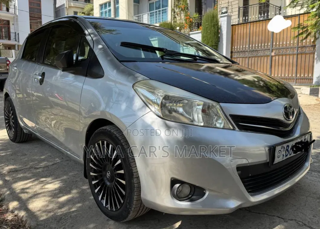 Toyota Yaris 2012 Silver