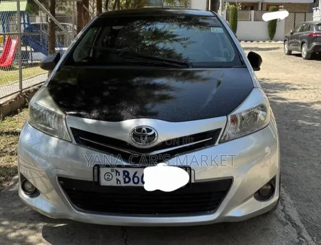 Toyota Yaris 2012 Silver