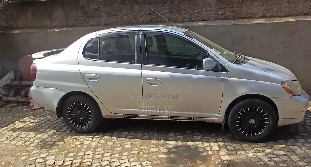 Toyota Platz 2001 Silver