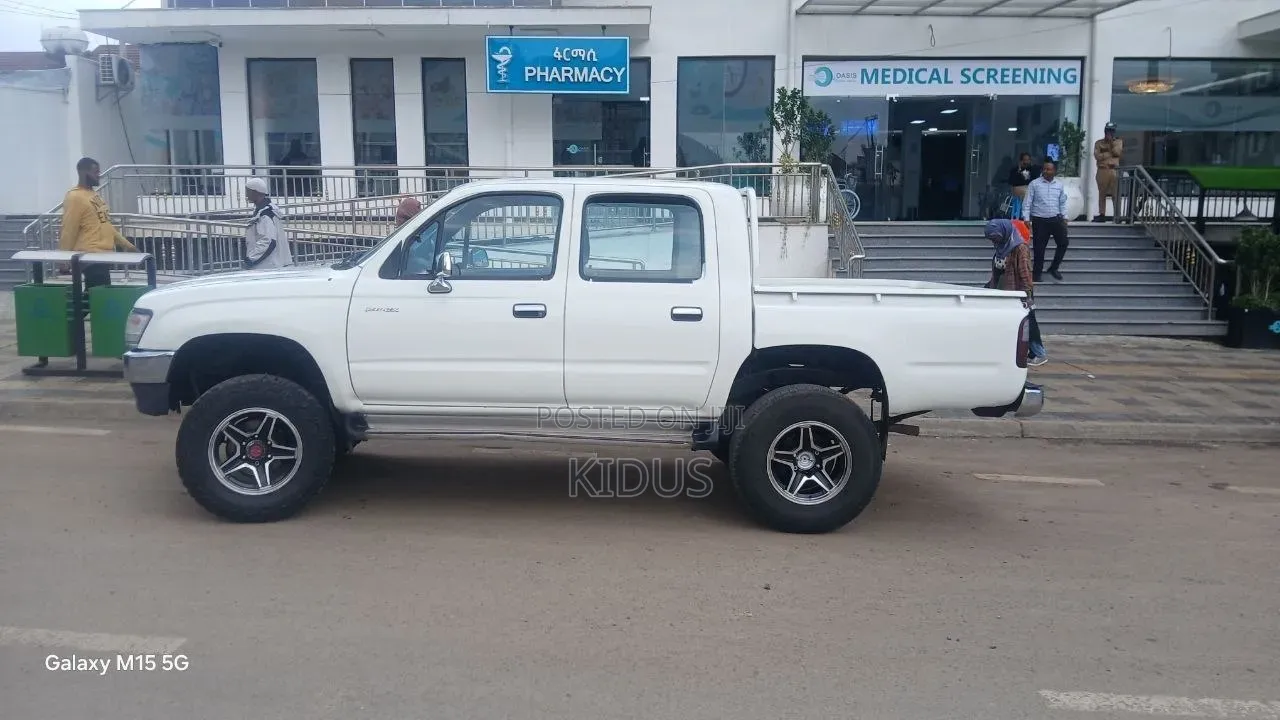 Toyota Hilux 2000 White