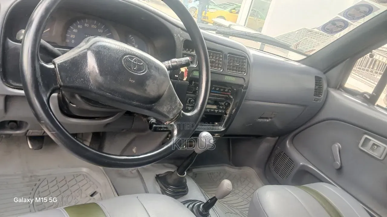 Toyota Hilux 2000 White
