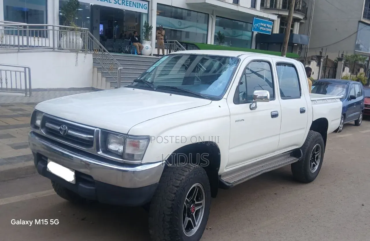 Toyota Hilux 2000 White