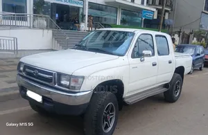 Toyota Hilux 2000 White
