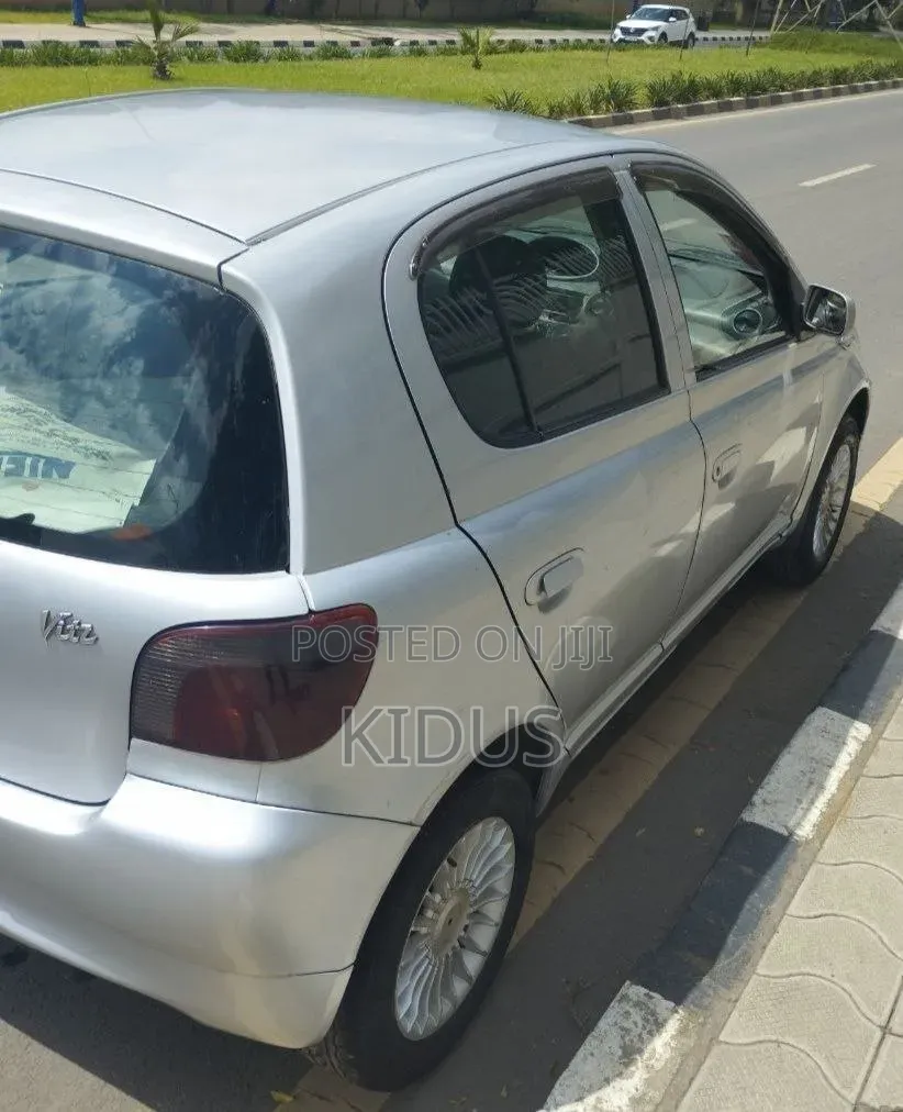 Toyota Vitz 2001 Silver