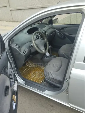 Toyota Vitz 2001 Silver
