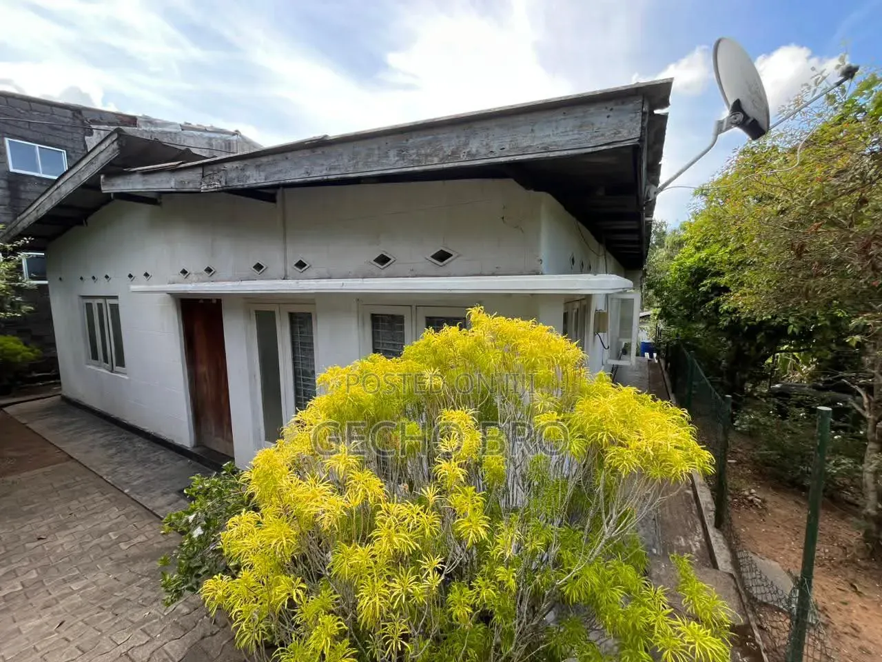 Furnished 4bdrm Villa in Bole for sale