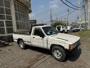 Toyota Hilux 1987 White