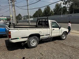 Toyota Hilux 1987 White
