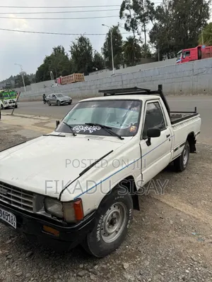 Toyota Hilux 1987 White