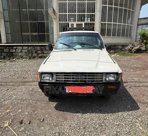 Toyota Hilux 1987 White