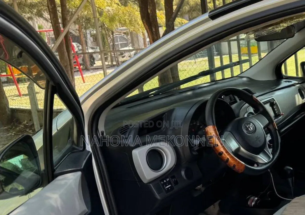 Toyota Yaris 2012 Silver