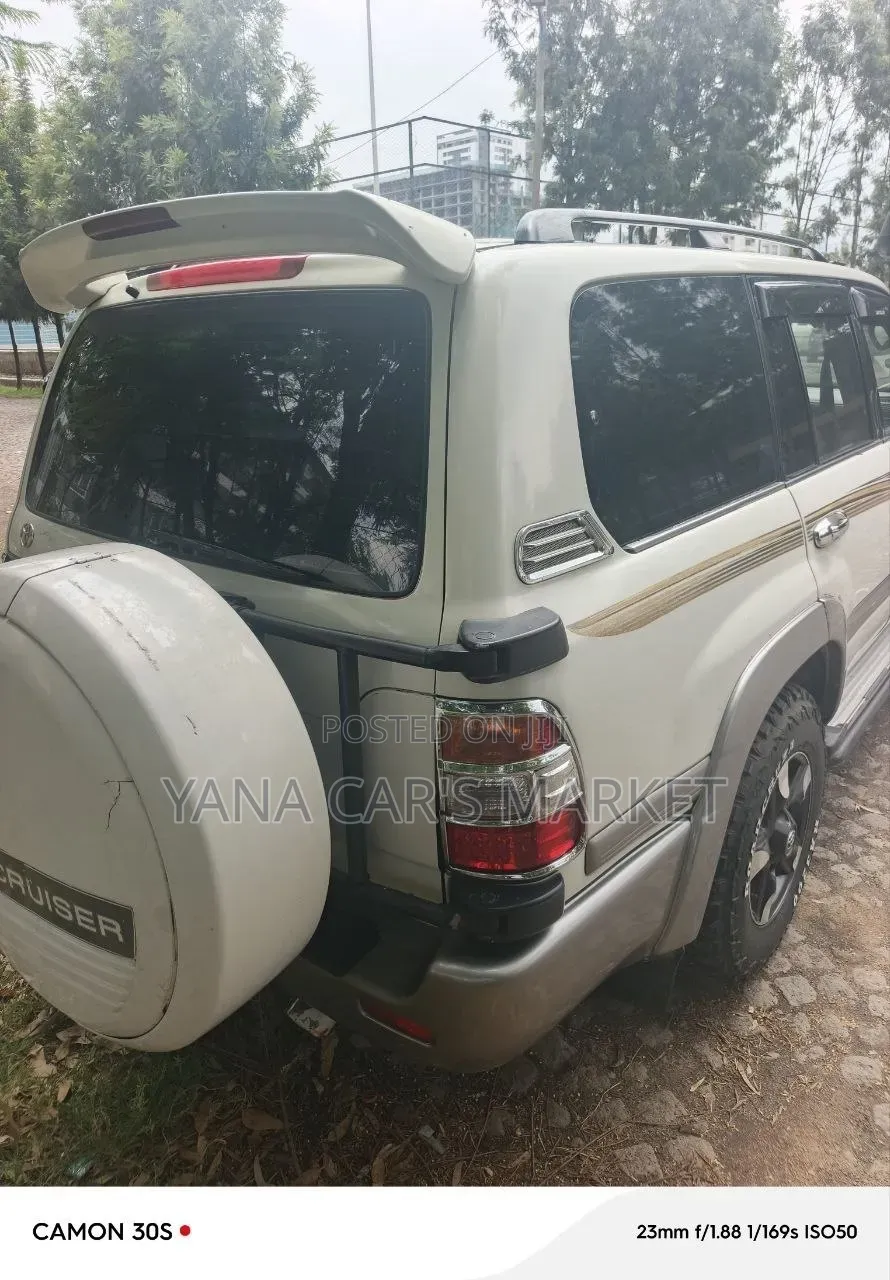 Toyota Land Cruiser 2005 Gold