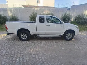 Toyota Hilux 2013 White