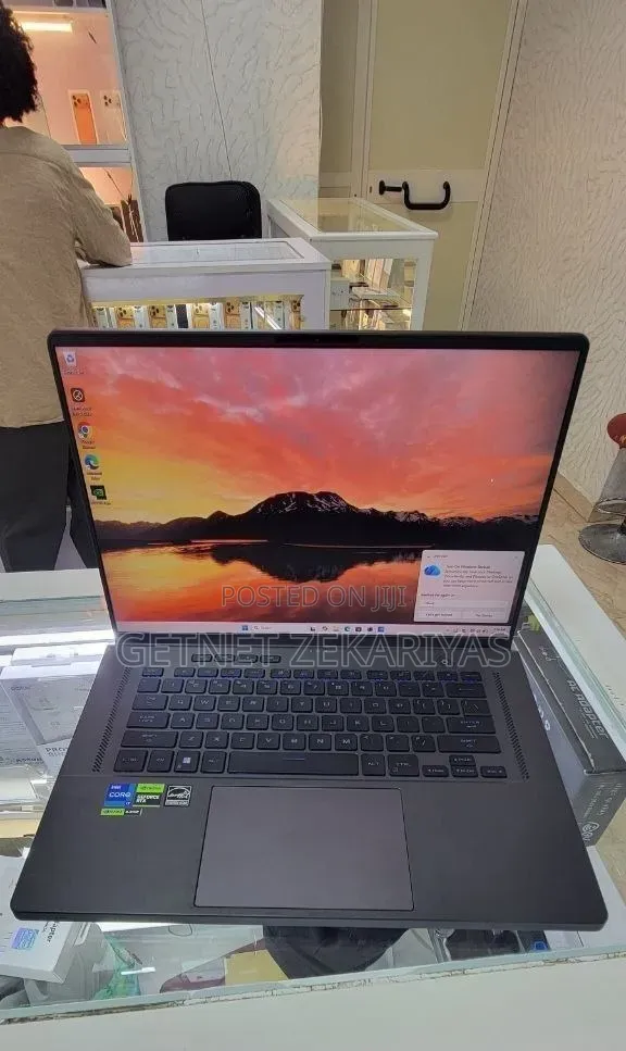 New Laptop Asus ROG Zephyrus G16 16GB Intel Core i7 SSD 512GB
