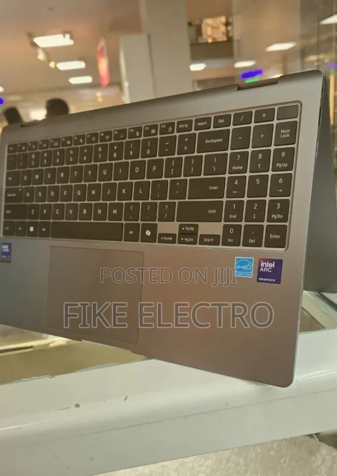 New Laptop Samsung Galaxy Book5 Pro 16GB Intel Core Ultra 7 SSD 512GB