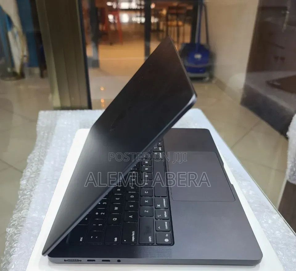 New Laptop Apple MacBook Pro 2025 M5 16GB Apple M5 Pro SSD 512GB