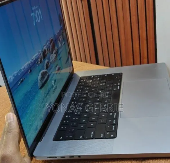 New Laptop Apple MacBook 32GB Apple M1 Pro SSD 512GB