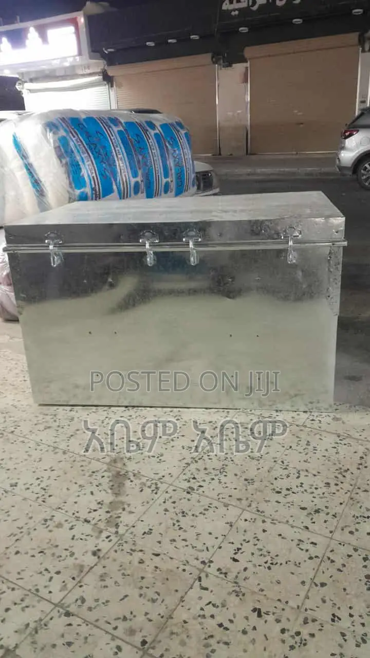 የብረት ሳጥን Large Galvanized Steel Storage Trunk