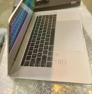 New Laptop Apple MacBook Pro 2018 16GB Intel Core i7 SSD 256GB