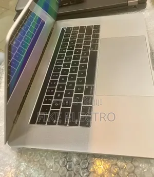 New Laptop Apple MacBook Pro 2018 16GB Intel Core i7 SSD 256GB