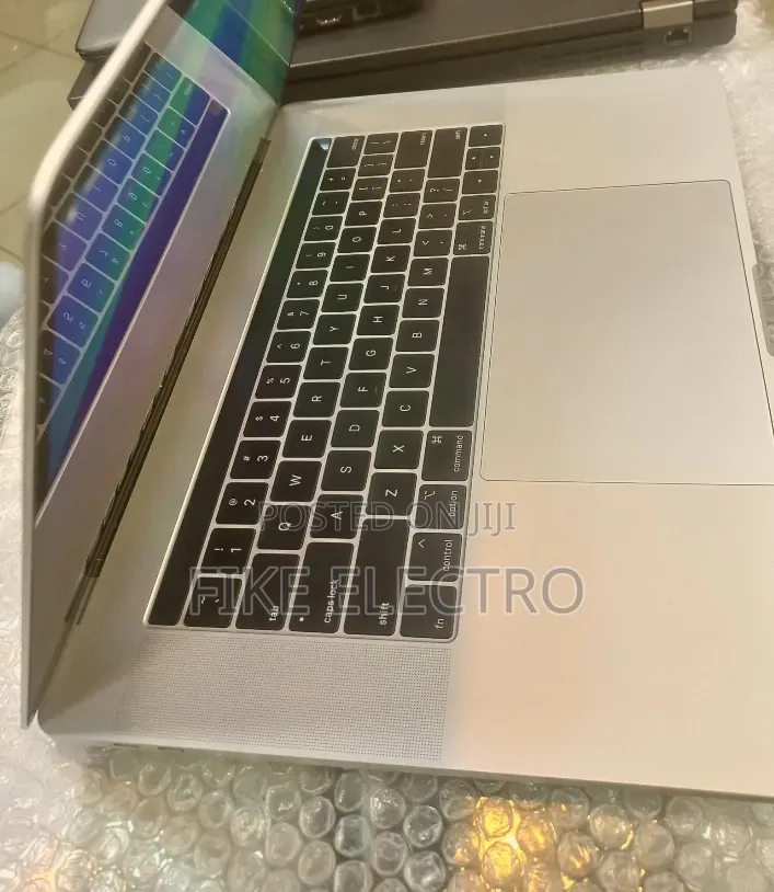 New Laptop Apple MacBook Pro 2018 16GB Intel Core i7 SSD 256GB