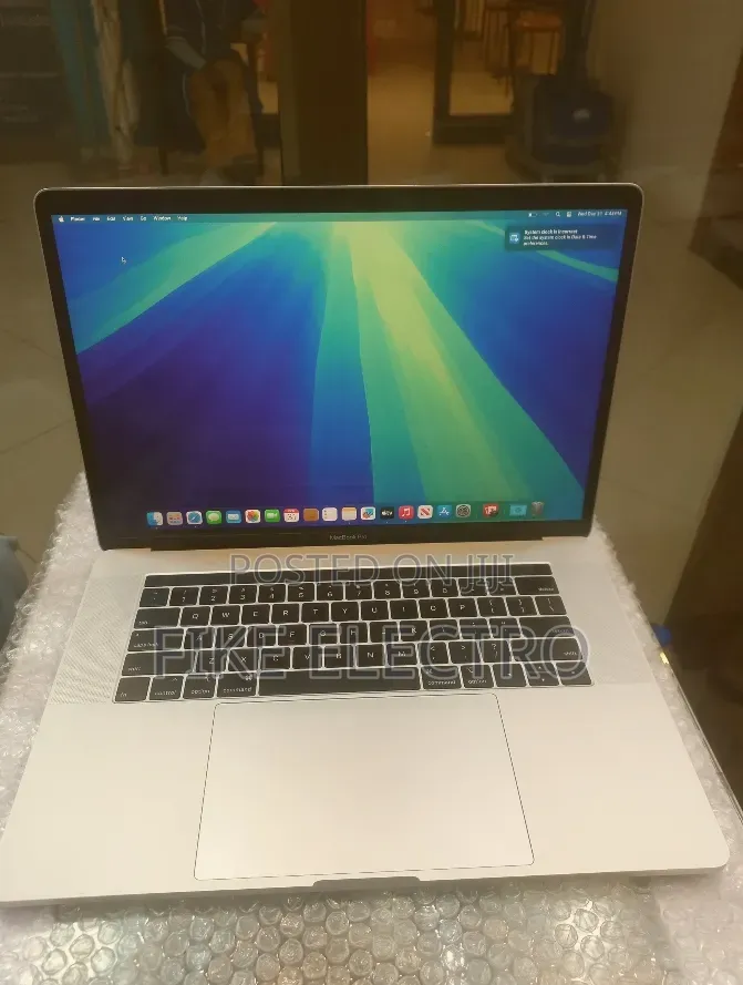 New Laptop Apple MacBook Pro 2018 16GB Intel Core i7 SSD 256GB