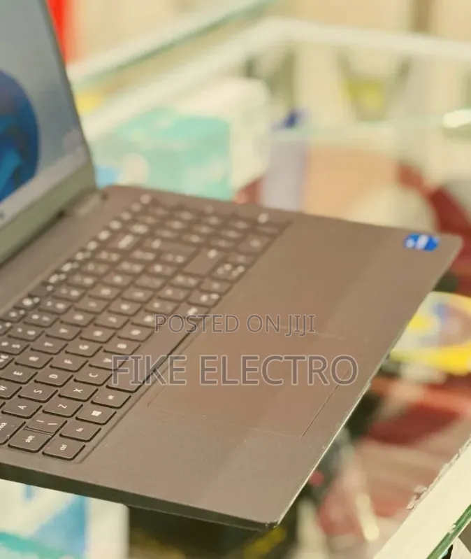 New Laptop Dell Latitude 3520 8GB Intel Core i7 SSD 512GB