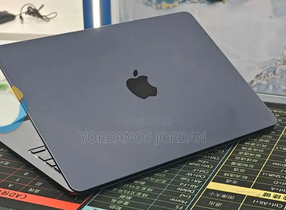 New Laptop Apple MacBook Air 2022 M2 8GB Apple M2 SSD 512GB