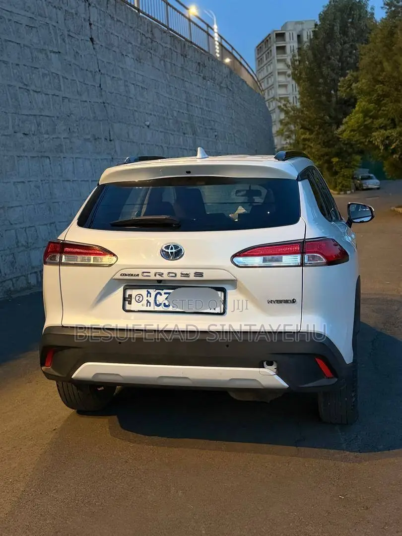 Toyota Corolla Cross Hybrid SE AWD 2023 White