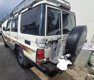 Toyota Land Cruiser 2017 White