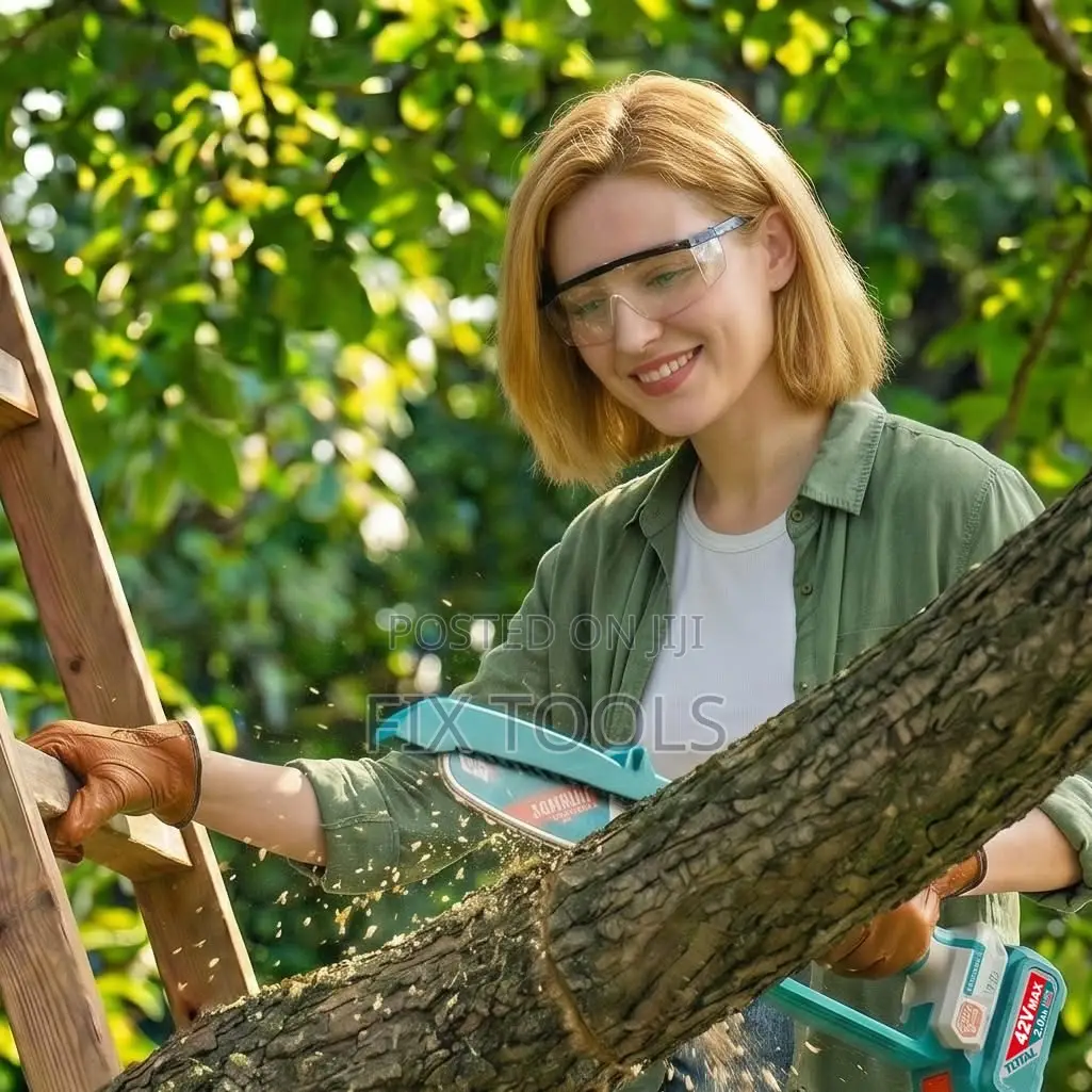 Total 20v Cordless Mini Chainsaw