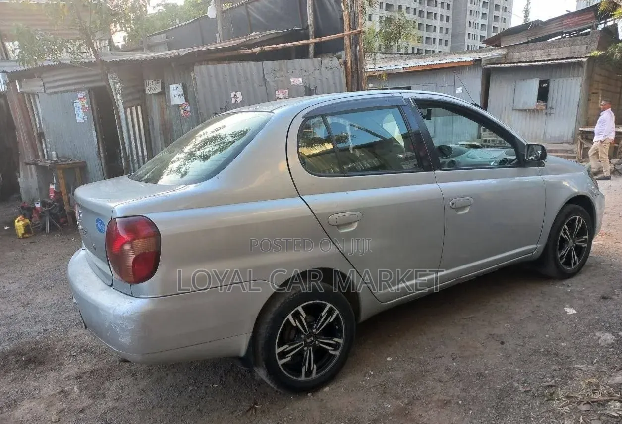 Toyota Platz 2001 Silver