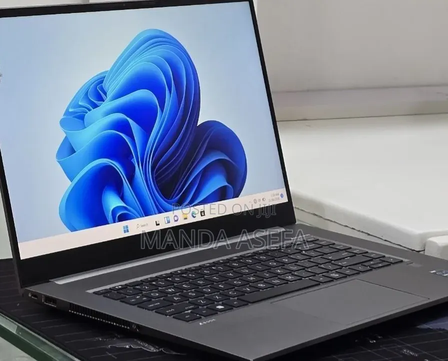 New Laptop HP ZBook Firefly G8 16GB Intel Core i7 SSD 512GB