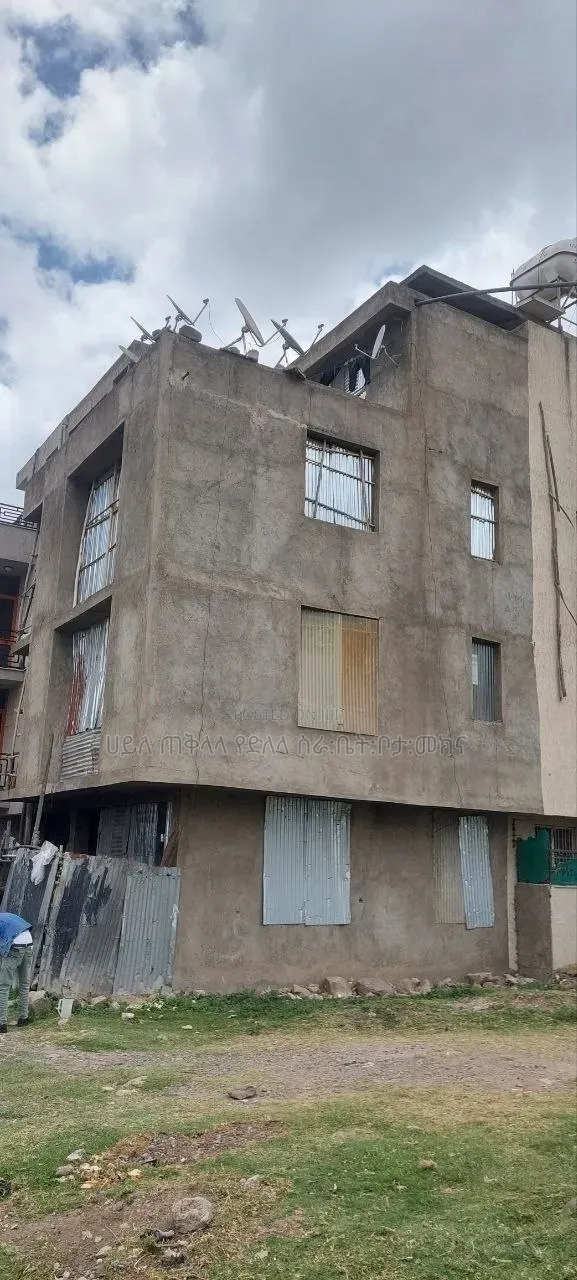5bdrm Townhouse/Terrace in Summit 72 Area, Yeka for sale