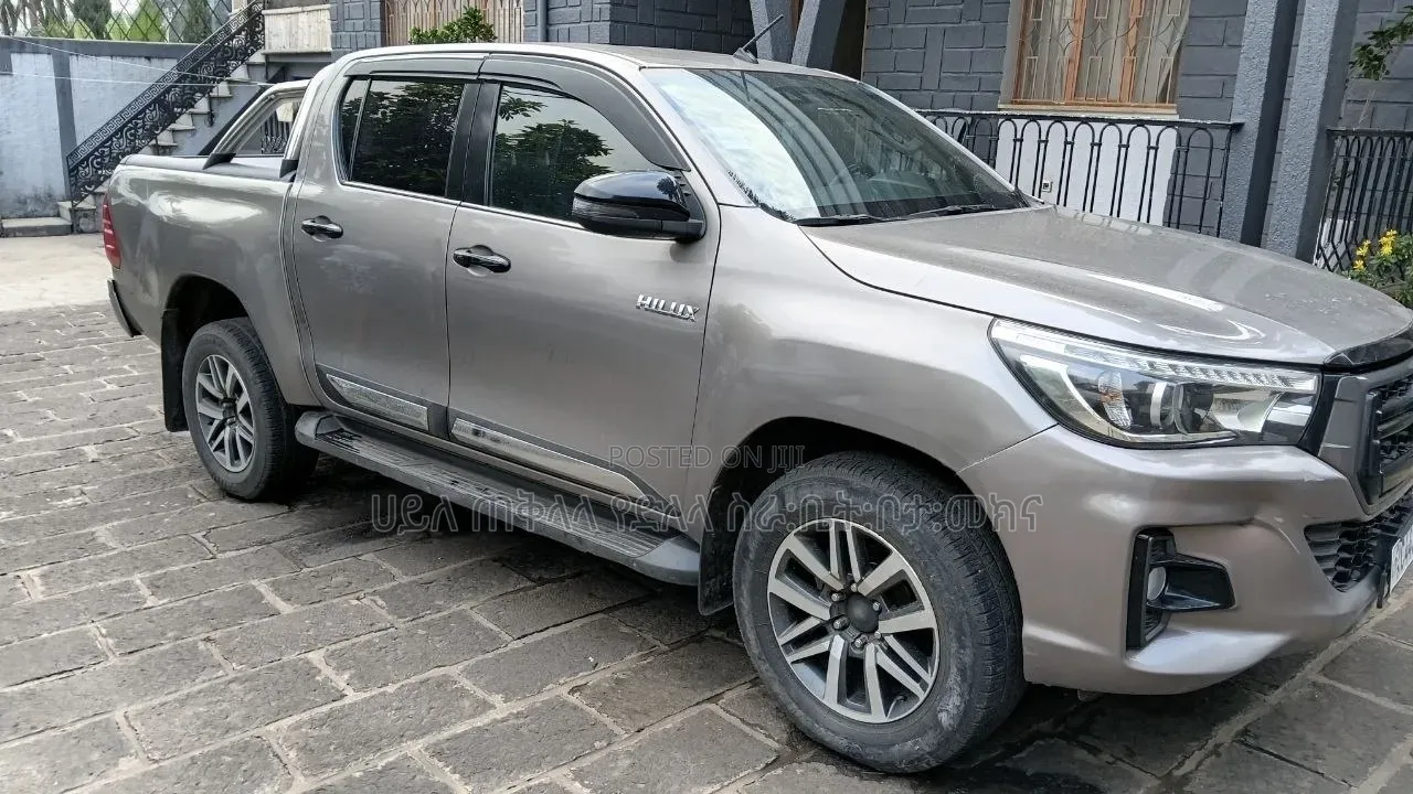 Toyota Hilux 2020 Gold