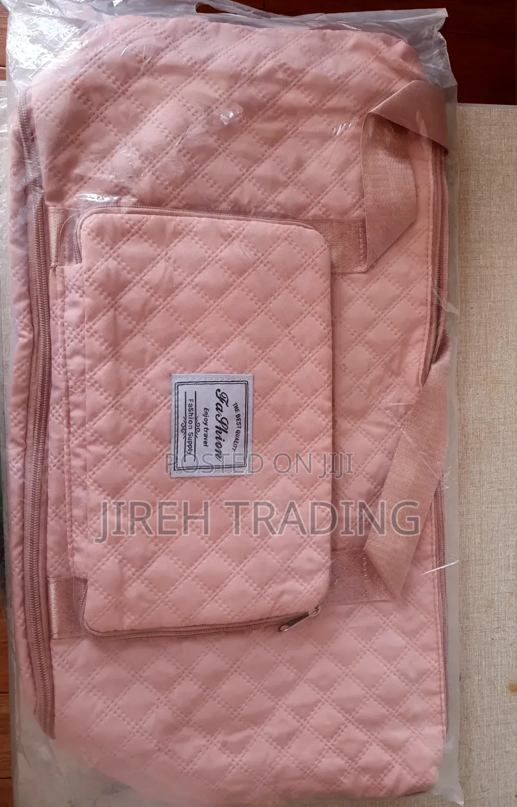 Pink Quilted Travel Bag – Fashion Practica ሮዝ ሐመልማል (የተሰፋ) የጉዞ ቦርሳ